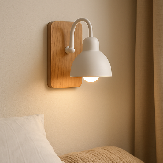 Lampa ścienna skandynawska z drewna – naturalne oświetlenie nastrojowe